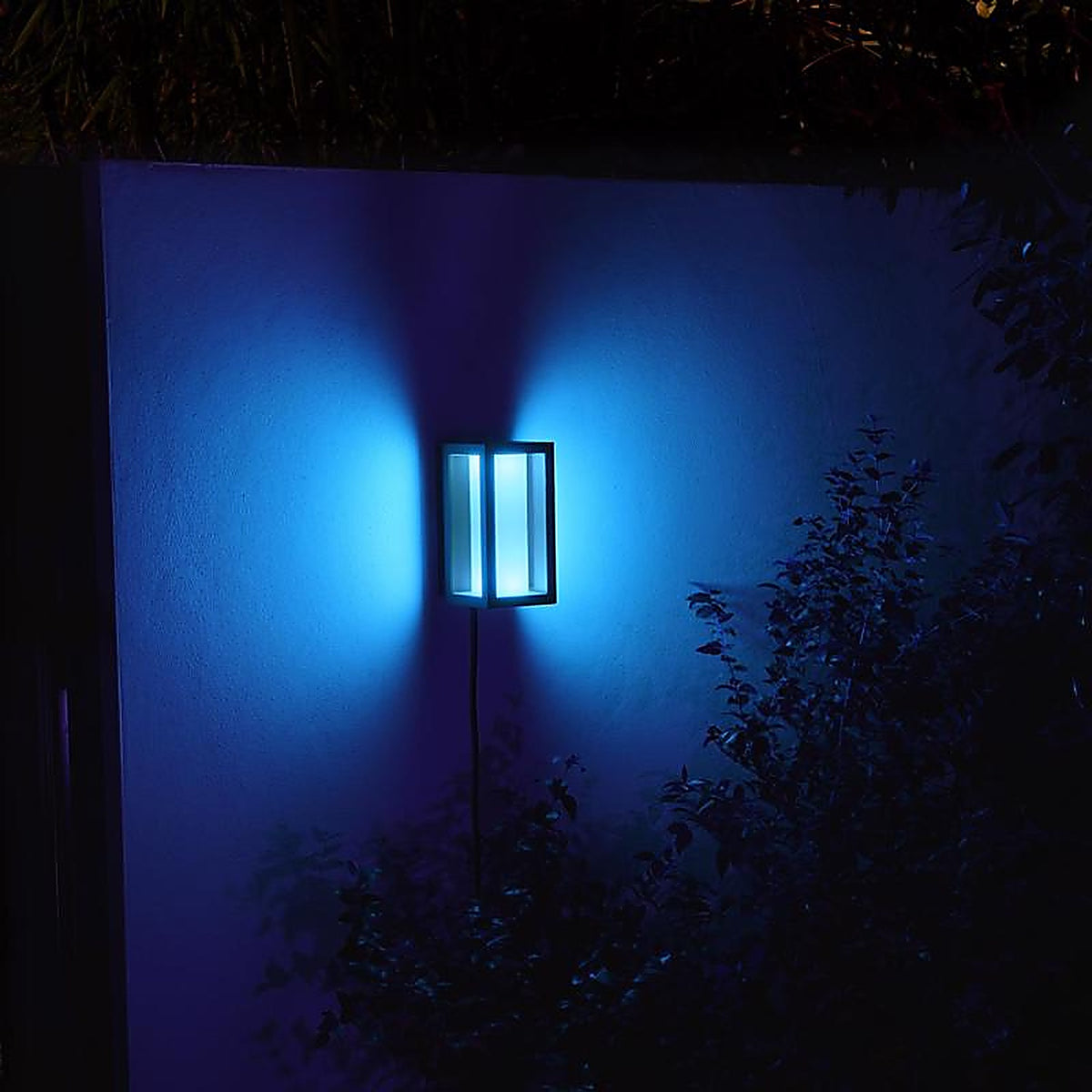 Philips - 1745930V7 - Hue Matte Black Dusk to Dawn LED Wall Lantern